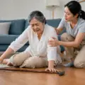 ผู้สูงอายุล้มบ่อย ป้องกันได้! สาเหตุและวิธีลดความเสี่ยงการหกล้มในผู้สูงวัย
